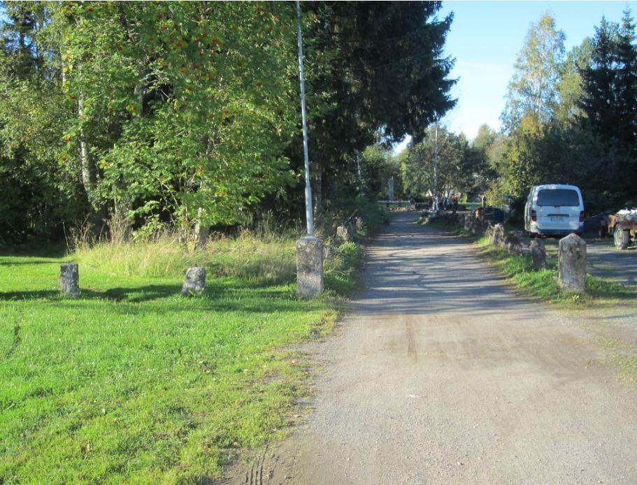 10 Joki ja vanha tielinjaus rikastuttavat alueen maisemakuvaa, joka on pienipiirteinen ja puistomainen.