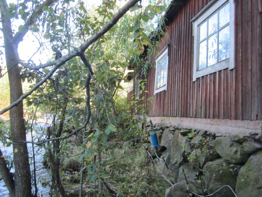 Rakennukset olisi suositeltavaa korjata perinteinen ulkoasu säilyttäen. Liitteenä 3 on rakennusinventointikortti, jossa rakennuksista on tarkempia tietoja. Kuva 9. 1930-luvulla rakennettu päärakennus.