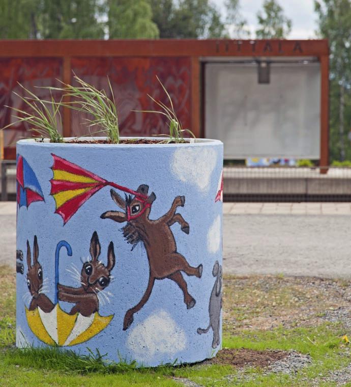 Kattorakenteesta suunniteltiin oma yhteen hitsattu kokoonpano, jossa on huomioitu veden poistumistiet ja sähköistyksen tarvitsemat kulkutiet yläpohjassa.
