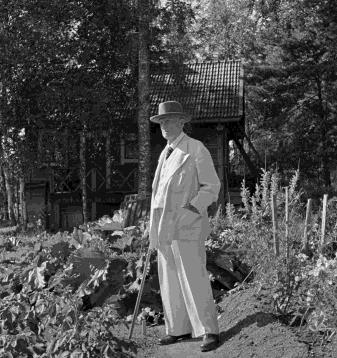 Näyttely kostui kirjailija ja valokuvaaja Santeri Levaksen (1899 1987) ottamista valokuvista. Kuvat raottivat verhoa Sibeliusten Ainolan elämään 1940-luvun alussa.