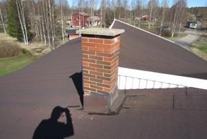 Tarkastettu Piiput ja hormistot Tuuletusputket Alipainetuulettimet Antennit Kattoluukut Kattoikkunat Lisätietoja Piiput ja hormistot iv- piippujen juuria on bitumitiivistetty runsailla