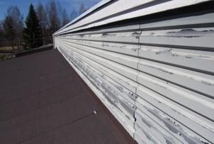 PVC-muovipinnoitteella on taipumus irtoilla ikääntymisen seurauksena. Ensisijaisesti puute on ulkonäöllinen. Vesikatteiden uusinnan yhteydessä suojapellitysten uusinta on suositeltavaa.