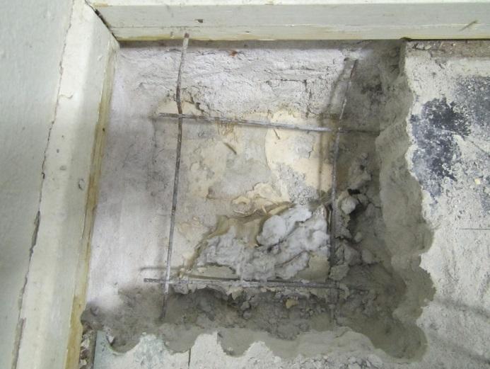 Rakenneavausten kohdalla laatan yläpinnassa on linoleum-laatta, musta kiinnitysliima sekä tasoitekerros. Musta kiinnitysliima sisältää asbestia, analyysi on liitteenä (Liite 3).
