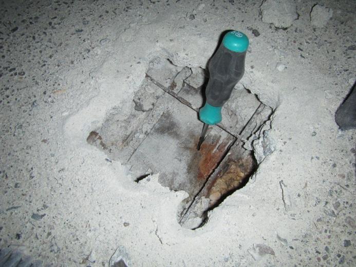 2.3.10. Rakenneavauskohta 12 ja 13. Yläpohjarakenne Yläpohjarakenne on tehty paikalla valetulla betonilaattapalkistolla. Eristeenä rakenteessa on käytetty sahapurun sekä kutterinlastun sekoitusta.