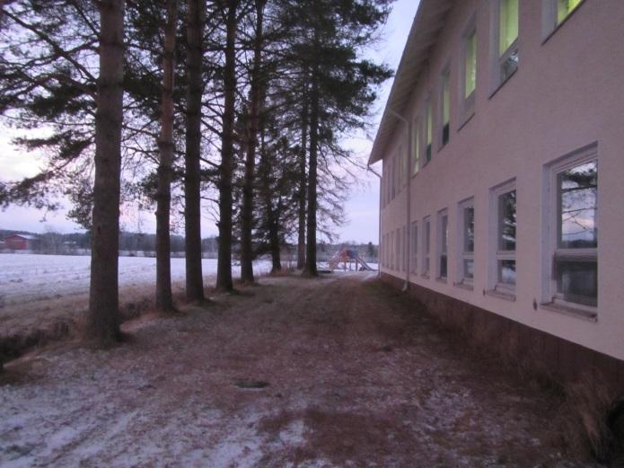 2. Tutkimustulokset 2.1. Rakenteisiin kohdistuva ulkoinen kosteusrasitus Rakennuksen vierustat tarkastettiin silmämääräisesti.