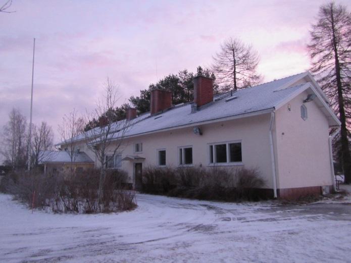 Salaojia ei tiettävästi ole, pois lukien myöhemmin asennettu salaojitus rakennuksen takasivulla. Tarkistuskaivoja ei ollut näkyvillä.