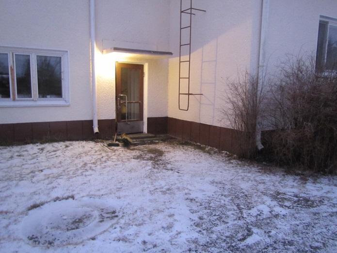 Maanpinta viettää loivasti rakennusta kohde. Perustuksiin kohdistuu ylimääräistä kosteusrasitusta pintavesistä. Kuva 2.