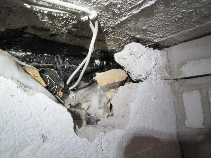 RA1 Alapohjan ja seinärakenteen liittymä. Alemman betonilaatan alla on märkää täyttöhiekkaa.