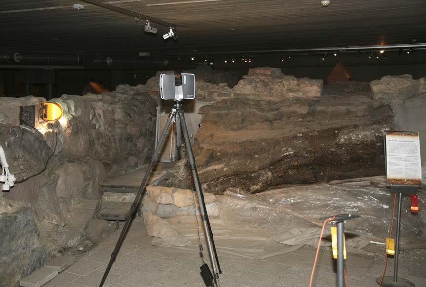 Tutkimusalue 11 kaivausvaiheen päätyttyä tammikuussa 2011. Kuvasta käy ilmi alimpien kerrosten selvä painuminen kohti länttä ja samalla kuvan vasemmassa reunassa olevaa kivirakennuksen seinää.
