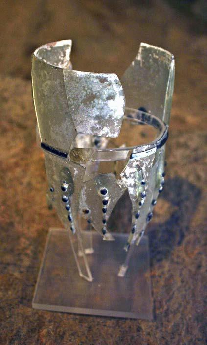 böömiläispikareista, aaltomaisella lasilangalla koristetuista ns. Itämeren pikareista sekä pelkän lasilangan avulla koristetuista pikareista.
