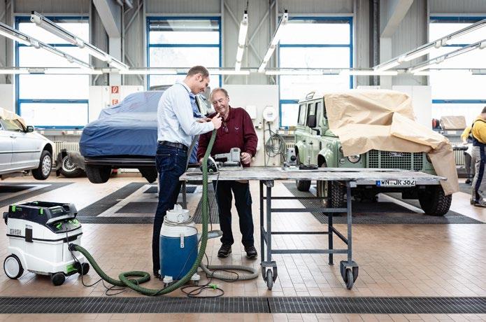 Tämä ei kuitenkaan johdu siitä, ettei vähempi ammattilaismäärä saisi asioita tehdyksi, vaan koska tuotteet ja järjestelmät ovat tulleet entistä monitahoisimmiksi.