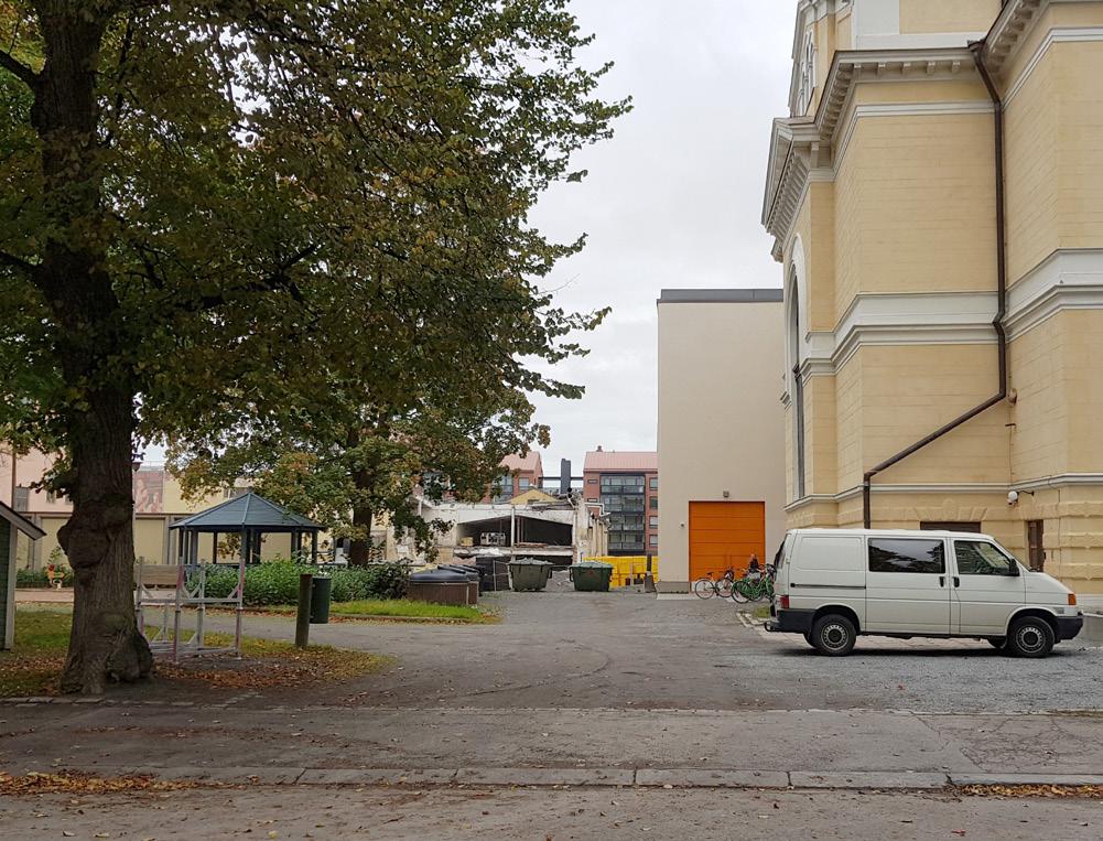 Korttelin läpi ulevat jalanuluyhteydet Kilpailualueen Hallitusadun eteläpuolisen osan tulee olla aiina aioina läpiuljettava itä länsisuunnassa ja pohjois eteläsuunnassa.