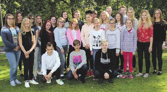 Koolimaja ärkas suveunest ja avas oma uksed 82 kooliõpilasele ja 51 lasteaialapsele. Veel poolelioleva palliplatsi servas punavad pihlakad ja ümber koolimaja heljub küpse vilja lõhn.