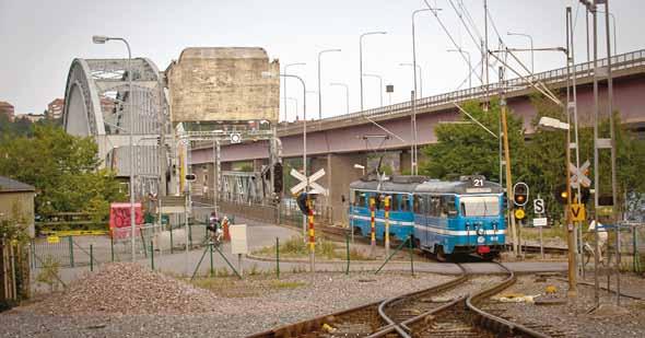 Lidingöbananin raitiovaunupari poistuu Ropstenin asemalta kohti Lidingöa. Simo Toikkanen 14.8.2010. Vaunu B30 605 Gullmarsplanin terminaalissa helmikuussa 2002.