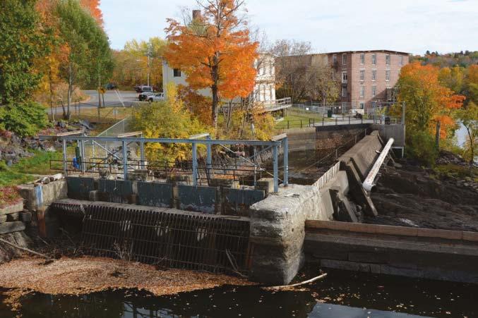 Kuva 22. Kaksi erilaista alasvaellusväyläratkaisua. Vasemmalla voimalaitoksen kylkeen rakennettu betonikouru ja oikealla putkirakenne (valkoinen putki). Kuvat: Panu Orell.