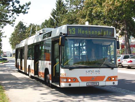 Linzissä on myös raitioliikennejärjestelmä, jonka linjaverkosto on tosin hyvin pelkistetty. Linzin johdinautolinjat jakaantuvat kahteen linjapariin.