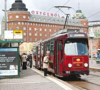 Mannheim-vaunujen mainokset vaihtuvat aika ajoin. Vaunun HKL 151 ulkoasu muuttui kuvassa näkyväksi keväällä 2010. Kuva Juhana Nordlund 23.4.2010, Hakaniemi.
