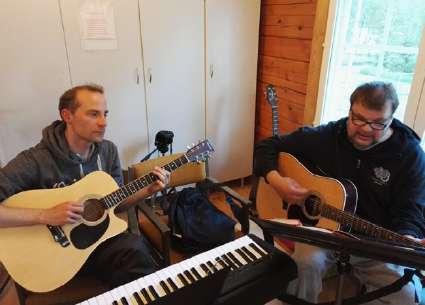 Tässä kuvassa on hetki kesän ensimmäiseltä rippileiriltä, Leiriaho I:ltä. Siinä nuorisotyönohjaaja Tarmo Mortti Marjamäki ja kanttori Ilkka Toivonen musisoivat yhdessä muita säestäen.