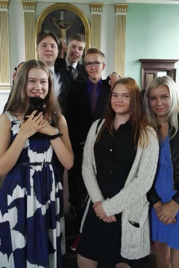 Mutta me olemme väärinkäyttäneet käsiämme tuhoamaan, vihaamaan, torjumaan ja riistämään. Jumala ojensi rakastavat kätensä tähän maailmaan ja lähetti tänne Poikansa.