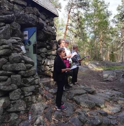 Kynttilämeri Leiriaho II:lla, viimeinen ilta. Rippileirin viimeisenä iltana istuimme piirissä salin lattialla ja jokainen sytytti vuorollaan kynttilän mahdollisten saatesanojen kera, kaunis hetki.