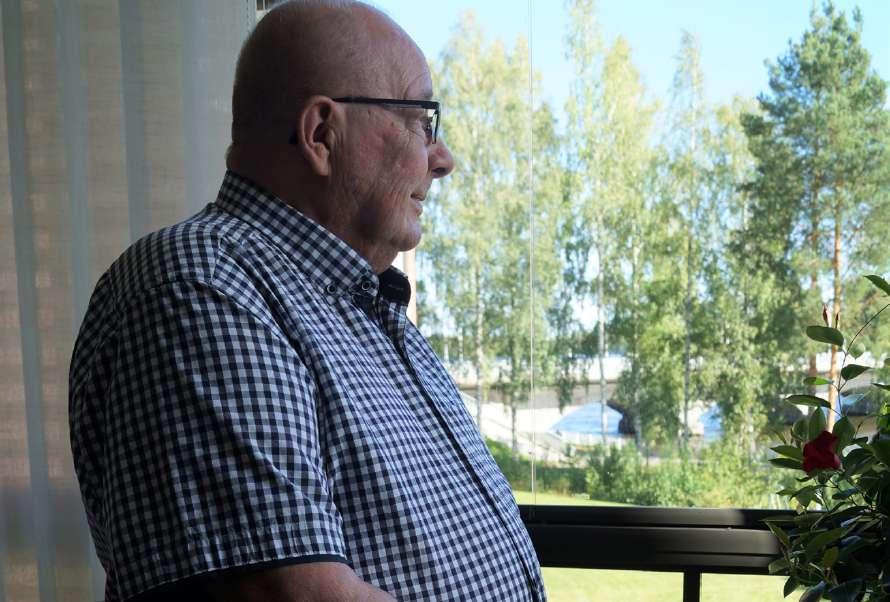 Vaikka Vammalaksi Kalevi Vienola kotipaikkaansa edelleen mieluummin nimittää, tai Tyrvääksi, näkyyhän ikkunasta Tyrvään kirkko ja naapurissa on komea Tyrvään Pappila.