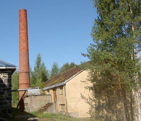 3. Savupiippu 9/25 Vuoden 2017 rakennusinventoinnissa todetaan savupiipun yläosan olevan huonossa kunnossa, mikä aiheuttaa ympäristölleen
