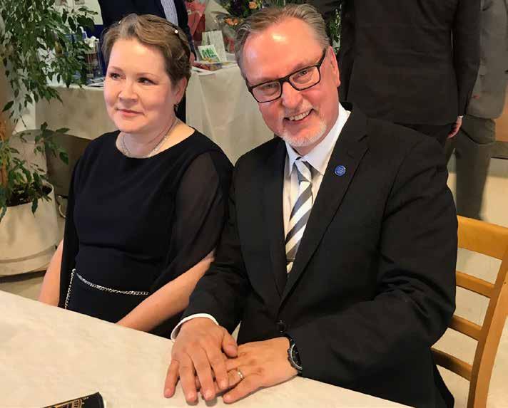 Teksti ja kuvat: Tarja Jääskeläinen Antero Laukkanen 60 v Positiivisin poliitikko ICCC:n johtokunnan jäsen, kansanedustaja ja sosiaalineuvos Antero Laukkanen, on syntynyt samaan aikaan kuin hänen