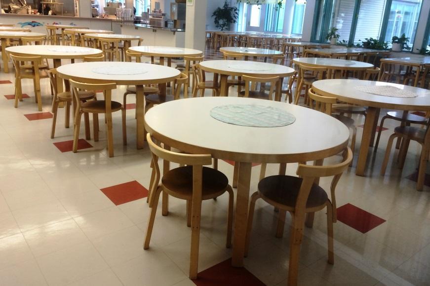 Kilterin koulun ruokala Kivimäen koulun ruoka-aula 112 m², C-solu, 35 paikkaa Kokousvarustelu: valkokangas, aikuisille sopivat kalusteet. Ruoka-aulassa on 6 pyöreää pöytää ja 5 tuolia/pöytä.