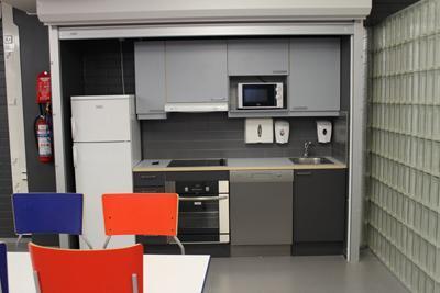 Lehtikuusi/Kaarnan pikkukeittiö Leinelän päiväkodin ruokasali 60 m², max 60 hlöä Kokousvarustelu: valkokangas, ei dataprojektoria. Pöydät + tuolit 40 kpl.
