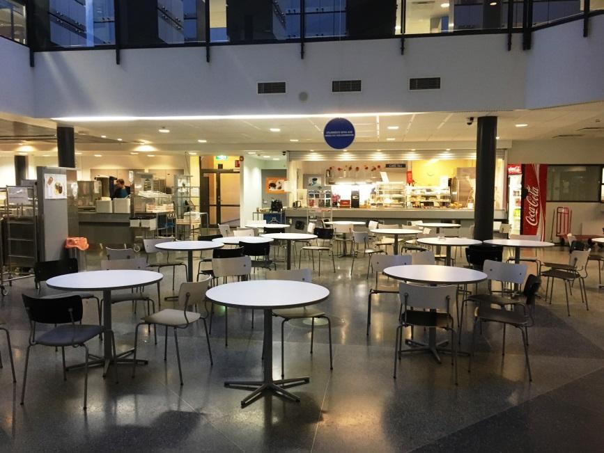 Tikkurilan lukion kahvila-alue Uomarinteen koulun ruokala 280 m², 120 paikkaa Kokousvarustelu: Dataprojektori, valkokangas ja aikuisille sopivat kalusteet. Ei mikrofonia. Tila ei ole eristettävissä.
