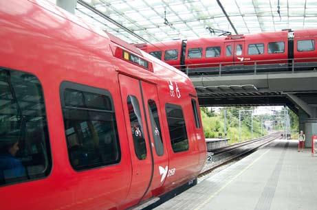 Ringbanenilla liikennöi junareitti F, josta on vaihtoyhteydet metron lisäksi kaikille säteittäisille junareiteille. Kuva Juhana Nordlund 8.7.2008. S-tog-juna SA-SB-SC-SD+SE-SF-SG-SH.