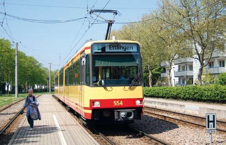 Albtalbahn. Linjan S1 raitiovaunujuna saapuu Ettlingen Stadtin asemalle. Osa S1:n vuoroista kääntyy ympäri jo Ettlingenissä.