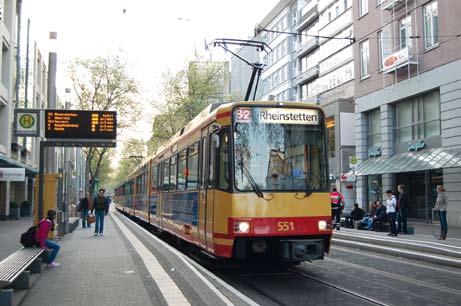 Väliosan panoraamalaseilla varustettu VBK 551 (alkujaan 851) vuodelta 1989 yhteenkytkettynä väliosattomaan AVG 510:een linjalla S2 Herrenstrassen pysäkillä.