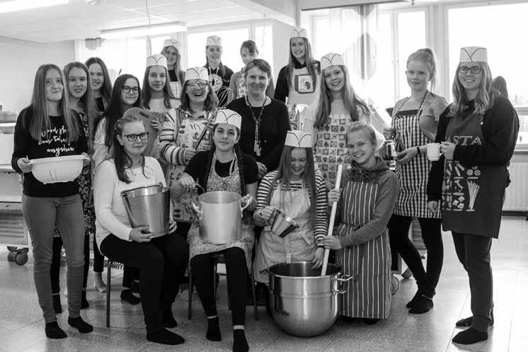 Meidän ohjelmaillassa opistolaiset pääsi tekemään kaikkea kivaa hevosiin liittyen eri rasteilla.