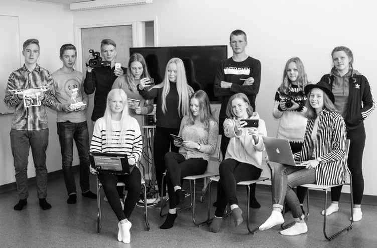 Lisäksi huolehdimme vuorollamme yhteisistä vastuista, kuten salin laittamisesta seurakuntoon.