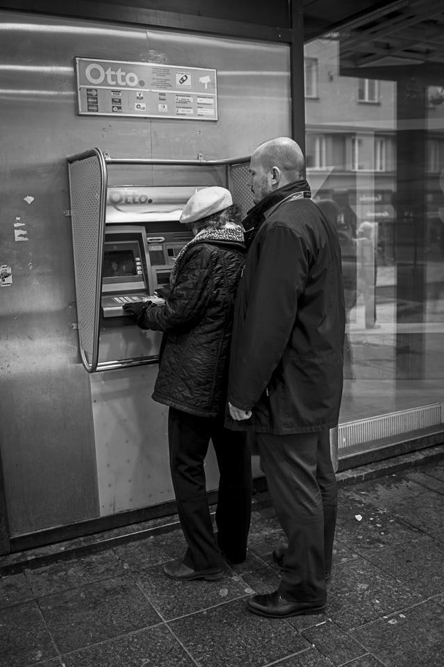 Ole tarkkana pankkiautomaatilla Varmista ettei kukaan pääse näkemään kun näppäilet PIN-tunnusluvun TOIMI NÄIN Ennen tunnusluvun