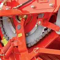 Ylikuormakytkin Pohjakuljettimen voimansiirto sijaitsee vaunun sivussa ja sitä käytetään traktorin hydrauliikan avulla.