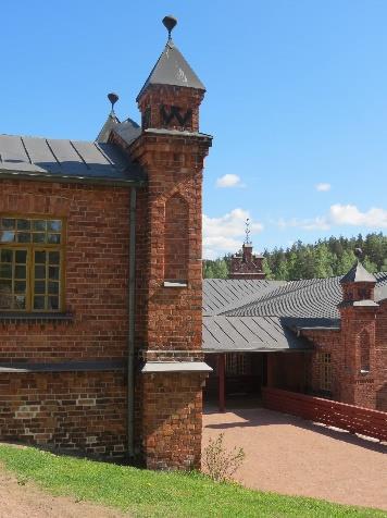 Hieno kevätretki Verlaan ja Vekaralle Kaikki ei ollut ennen paremmin. Jos jotain romanttista vanhan ajan tehdastyöstä olikin kuvitellut, se katosi Verlan tehdasmuseossa. Samalla pahvin arvo nousi.