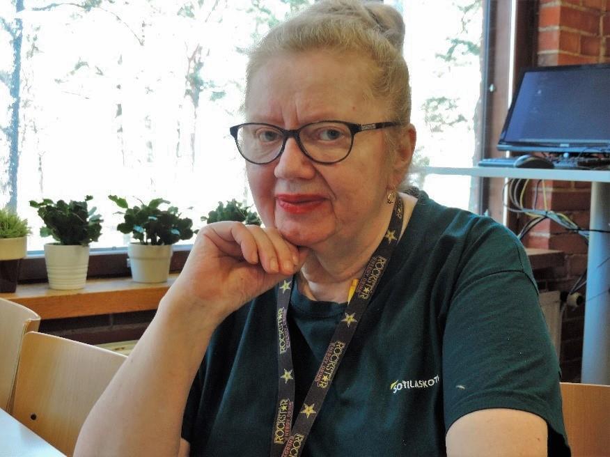 Arki vei aikaa runoilulta Salme Haaranen vietti viimeistä työpäiväänsä vappuaattona työtovereiden kanssa Santahaminan sotilaskodissa. Leipuri Teemu Kivekkään tekemää kakkua maisteltiin kuohuvan kera.