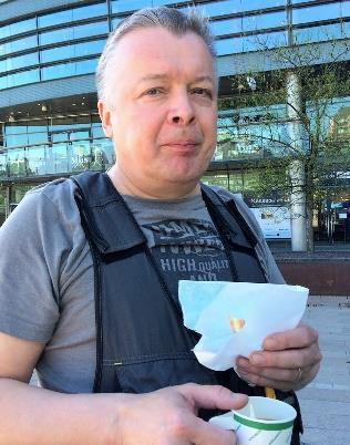 Saako täältä niitä maagisia munkkeja? Mahtavaa! Voin charmata neuvottelun miehet. Otan kymmenen! Hän huikkasi vielä, että tuli mummo mieleen!