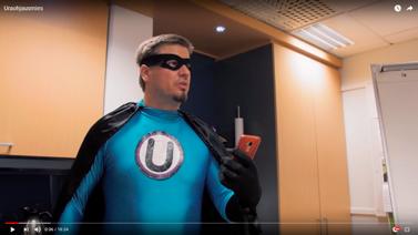 CASE-ESIMERKKI 2 URAOHJAUKSEN SUPERSANKARIKSI? YOUTUBE-ELOKUVA URAOHJAUSMIES Laura Halonen Jokainen opiskelija pohtii jossain vaiheessa opintojaan omaa urapolkuaan ja elämänsä suuntaa.