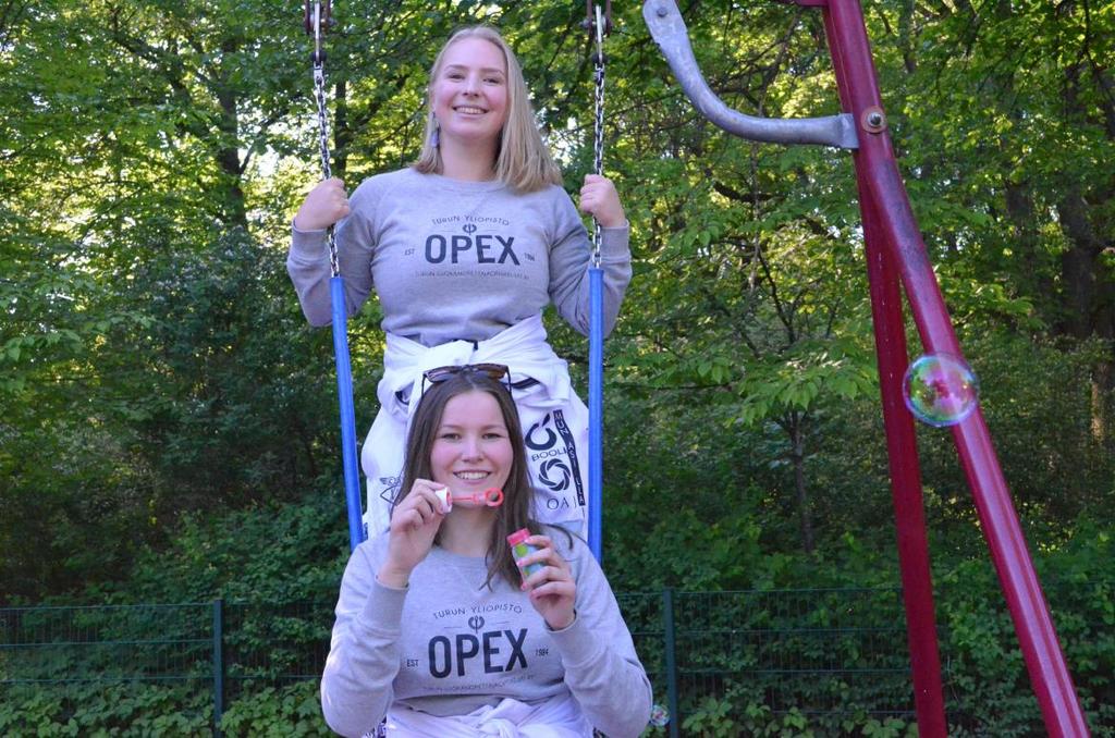 D-ryhmän tuutorit Aliisa Koskela Lempinimi: Ali Näin vietän vapaa-aikaani: Netflixiä katsoen, piirtäen ja urheillen Hauska fakta: Rakastan paprikoita!