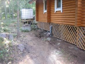 Vähän jäi kaivelemaan tuon vinssin sähköistys, kun ei ole pysäytys mahdollisuutta. Iltapäivällä sahailin polita terassin alta, sainkin niin paljon tilaa että sinne mahtuivat pukit sateensuojaan.
