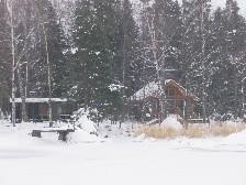Muuten oli kaikki sisällä hyvin. Tarkistin kierretangot mökin sisällä, olivat tosi kireällä ja pylväiden säätöjalat taasen löysänä. Hirret olivat turvonneita.