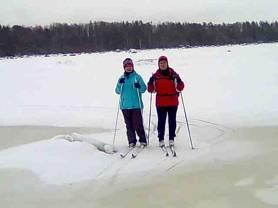 Naiset hiihtoretken jälkeen saaressa. Markku Sandström Perillä oli mökki mukavan lämmin.