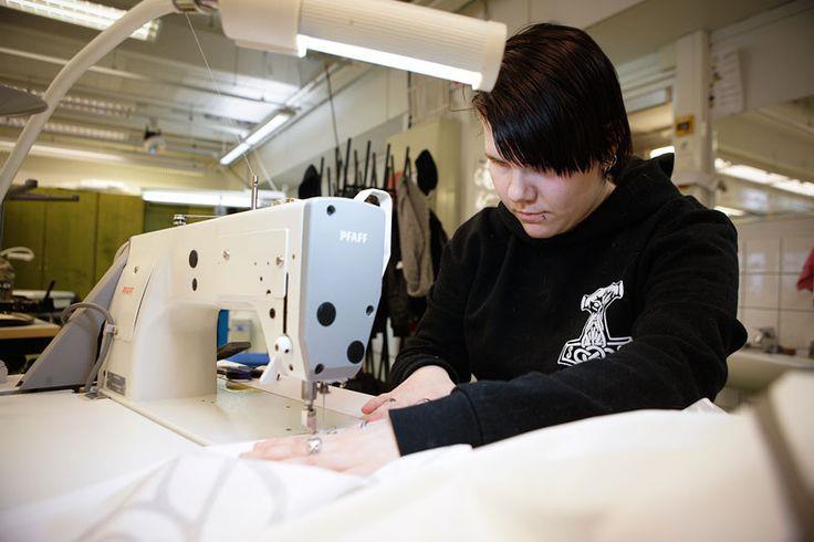 Mittatilausompelija Hallitsee sekä teollisen että ateljeetyyppisen vaatteiden suunnittelu- ja valmistusprosessin kuluttajille.