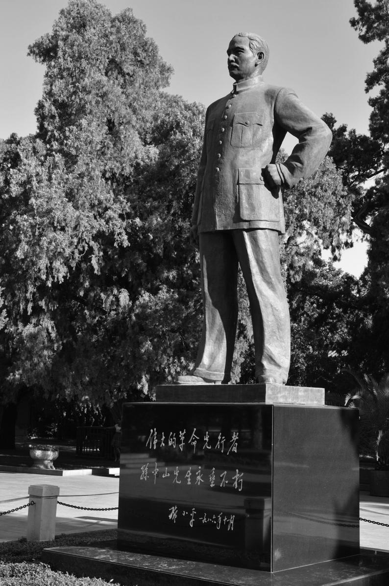 Kuva 13. Kiinan tasavallan isän Sun Yat-senin patsas Nanjingissa.