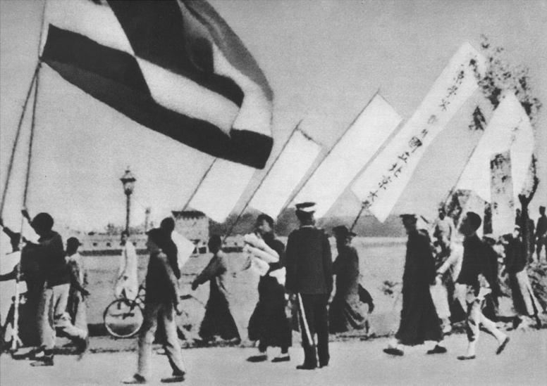 yhtä mieltä tärkeysjärjestyksestä. Osa näki kansallisen kulttuurin mullistamisen ja kansanvalistuksen tärkeämmäksi kuin suoran poliittisen toiminnan.