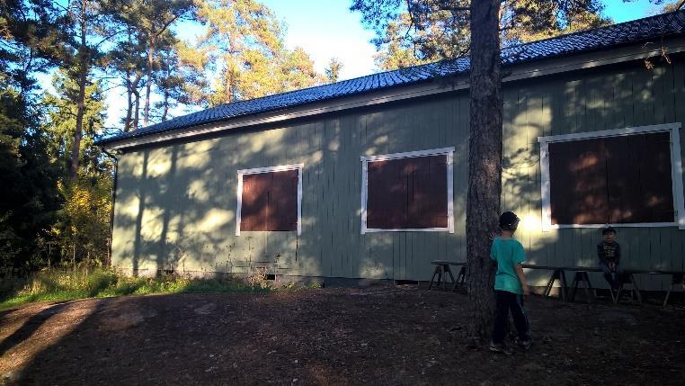Istumapaikkoja on runsaasti isommankin tapahtuman järjestämiseen. Paikalta löytyy myös esiintymislava ja lipunmyyntikoppi. Valkokangas mahdollistaa projektorin käyttöön.
