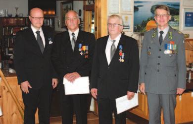 Reserviupseeriliiton hopeisella ansiomitalilla palkittiin pitkäaikaiset puheenjohtajat Seppo Korpelainen ja Raimo Laamanen (kuvassa keskellä).